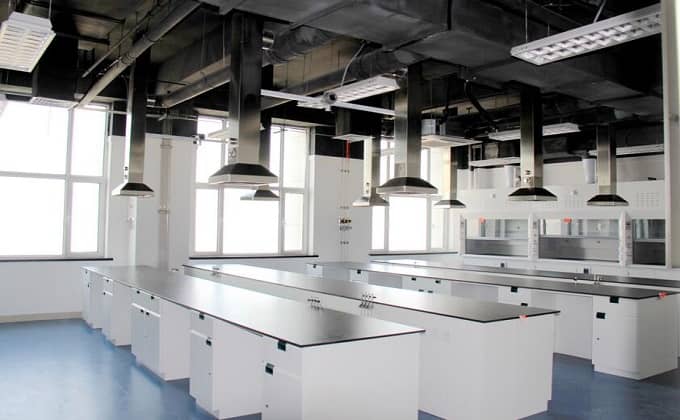 實驗室通風(fēng)系統(tǒng)的設(shè)計需要考慮哪些關(guān)鍵安全要求和標(biāo)準(zhǔn)？