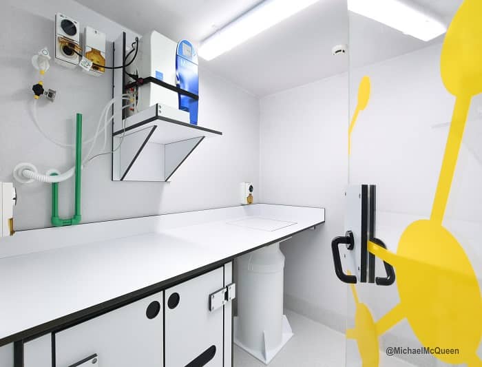 在細胞實驗室建設中，如何確保實驗室環境的潔凈和溫濕度