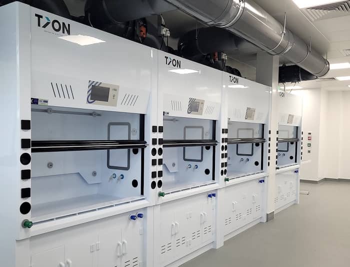 實驗室設備定制廠家介紹在使用實驗臺通風柜時需要注意哪些地方？