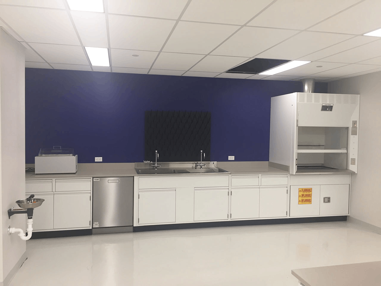 實驗室裝修中自流平地面的施工工藝與優(yōu)勢