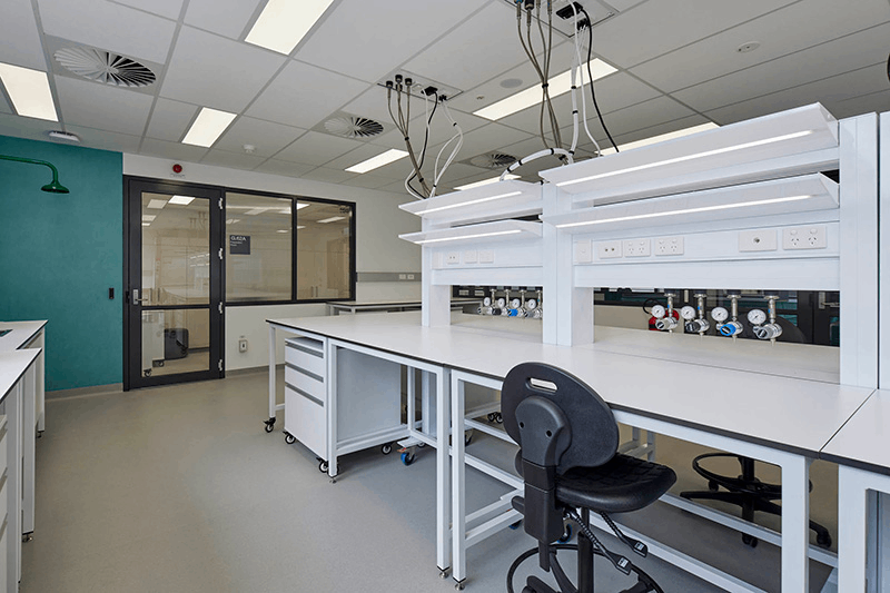 半導體無塵實驗室建設：FFU 過濾 + 防靜電家具的百級凈化