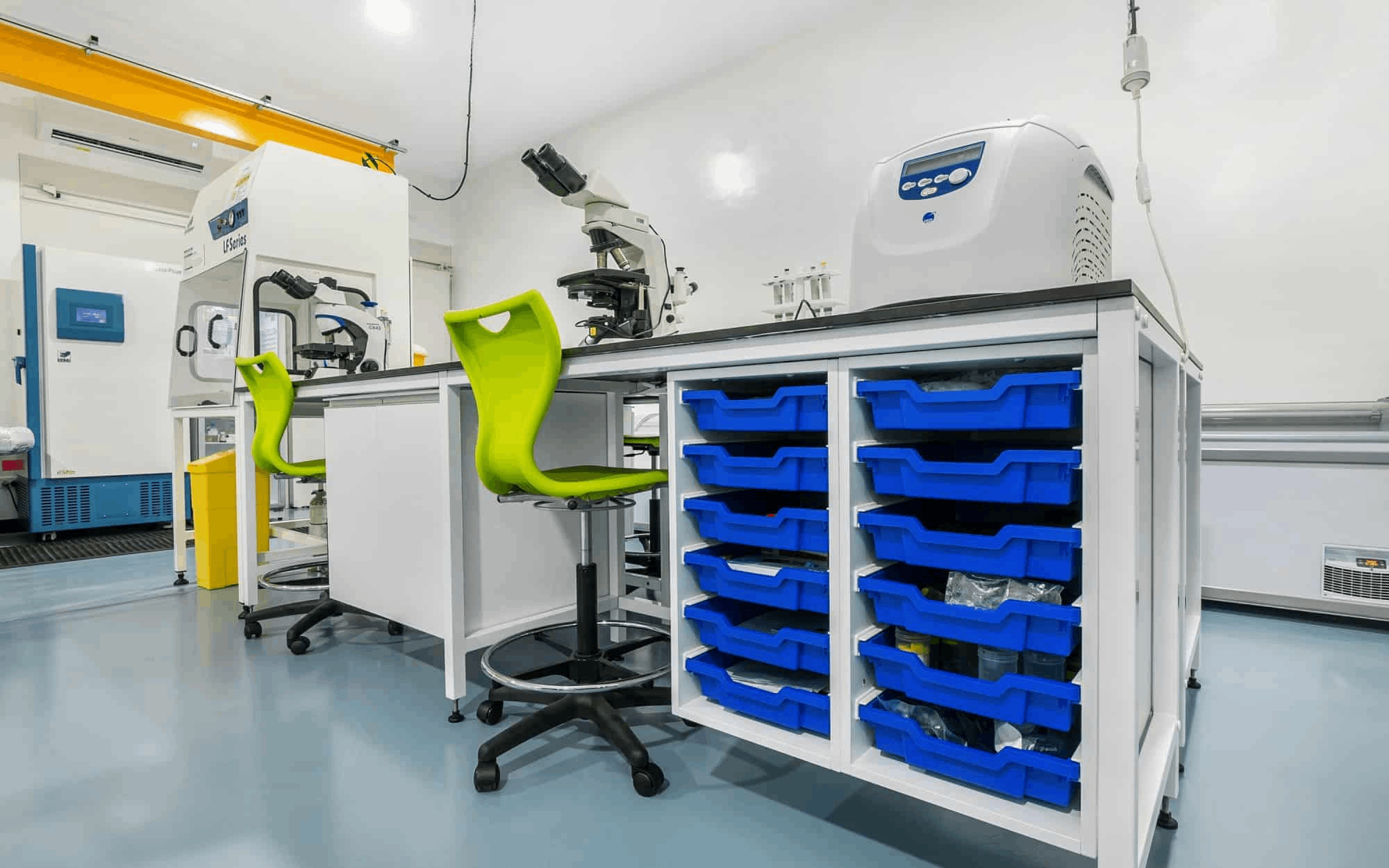 實驗室家具選錯材質損失慘重！耐酸堿臺面 VS 環氧樹脂臺面終