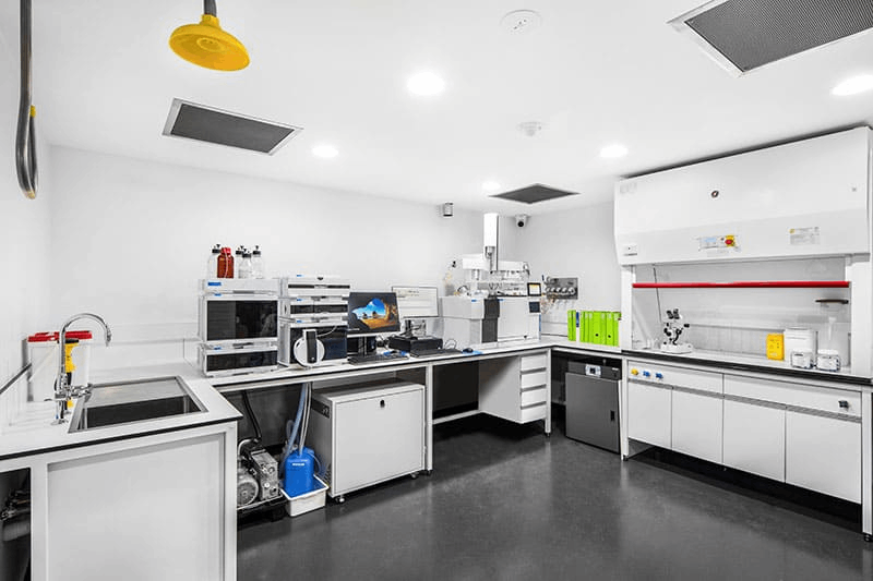 制藥實(shí)驗(yàn)室GMP改造：潔凈度萬級(jí)到百級(jí)的設(shè)備布局與驗(yàn)收標(biāo)準(zhǔn)